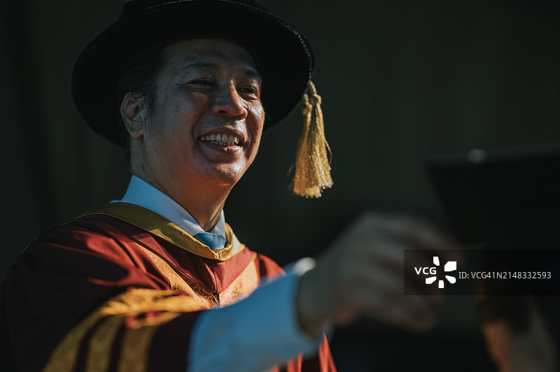 亚洲院长在毕业典礼上为大学生拨穗图片素材