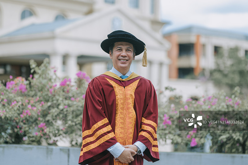 亚洲大学毕业典礼，马来院长在校园前微笑看着镜头图片素材