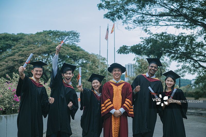 亚洲大学毕业生与院长在校园前合影图片素材