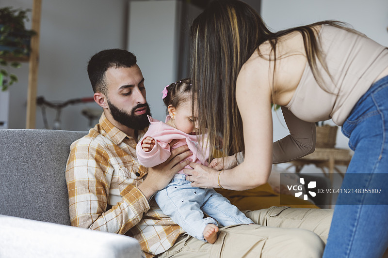 父亲和幼儿女儿在家中的温馨时刻图片素材