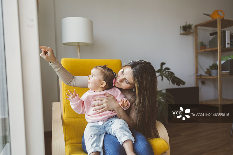在明亮的家中，母亲和女儿在一起图片素材