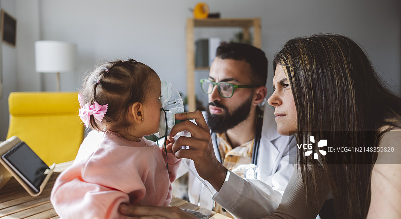 儿科医生为幼儿进行雾化治疗图片素材