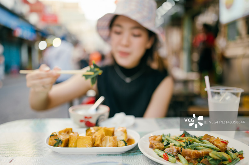 在亚洲街边小店分享美食图片素材