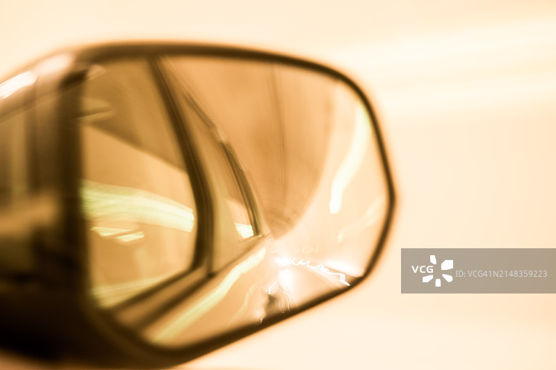 在隧道中行驶时的后视镜。移动图像。图片素材