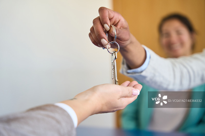 接收房屋钥匙的手部特写图片素材