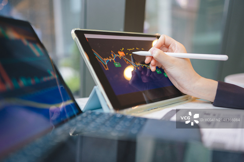 现代女性使用智能手机分析财务数据，通过聊天机器人技术在购买基金前使用移动应用程序图片素材