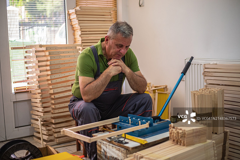 木匠在车间制作木制框架图片素材
