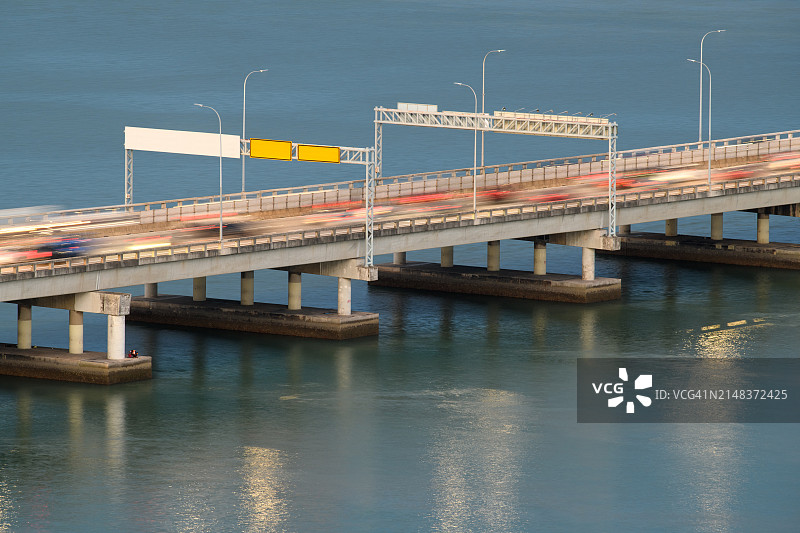 城市跨海大桥高峰时段的交通流量图片素材