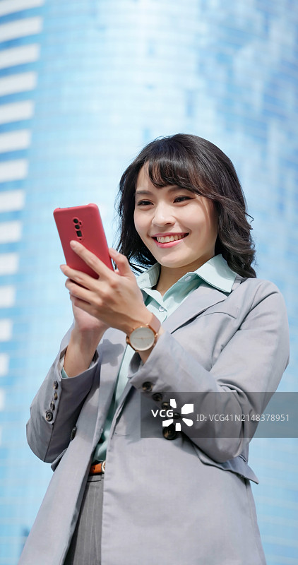 使用智能手机的亚洲女商人图片素材