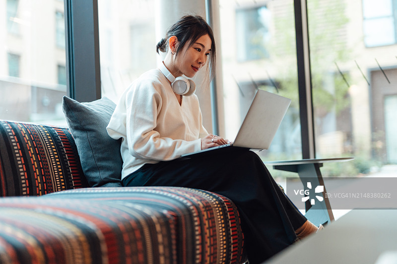 在共享办公空间使用笔记本电脑的数字设计师图片素材