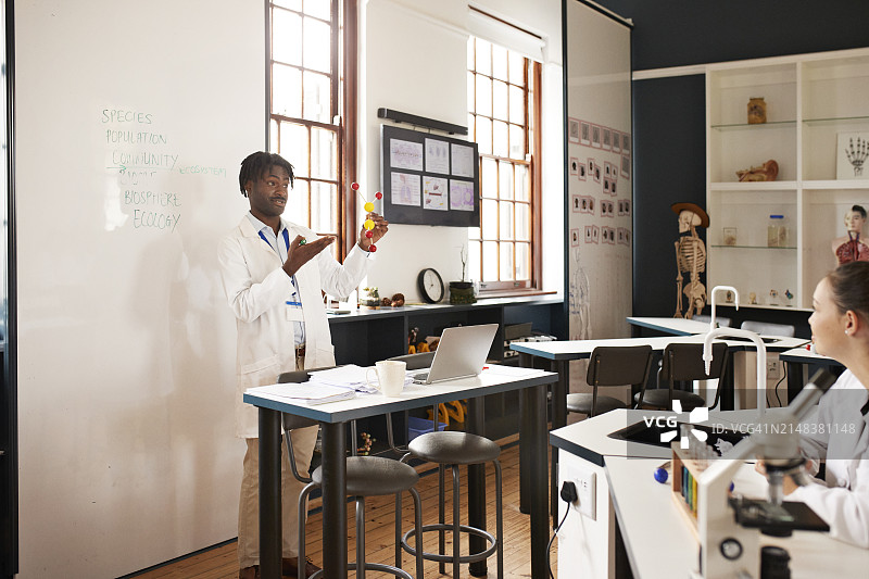 讲授原子分子结构的教授图片素材