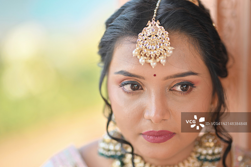 佩戴额饰的印度新娘肖像图片素材