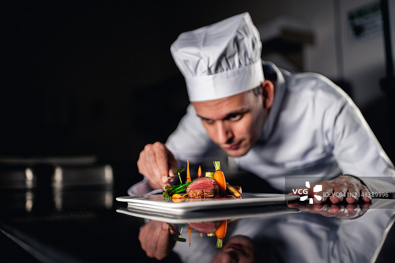 厨师装饰餐盘图片素材