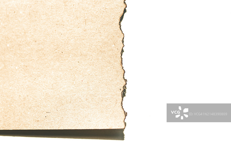 白色背景上撕裂的再生纸烧焦边缘图片素材