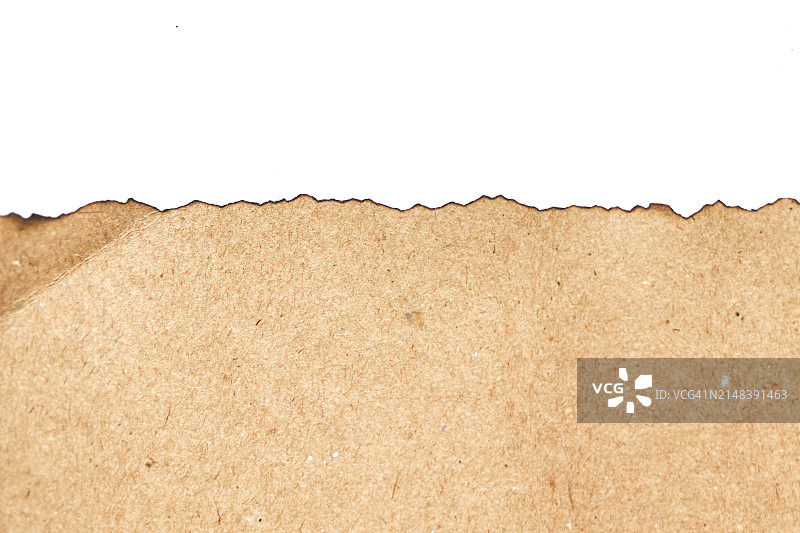 白色背景上撕裂的再生纸烧焦边缘图片素材