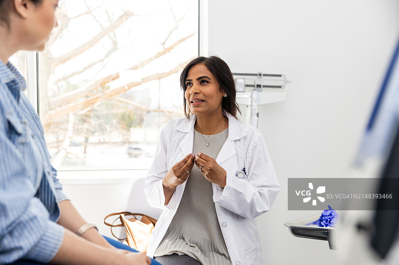 女医生在与病人交谈时做手势图片素材