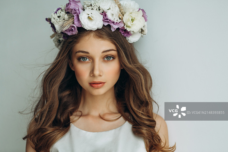 头戴花环的年轻女子图片素材