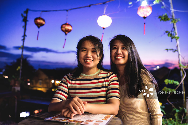 会安古镇屋顶酒吧里的两位快乐亚洲年轻女性图片素材