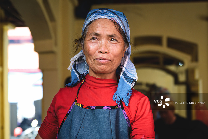 越南北部巴沙市场食品摊位上的当地老妇人图片素材
