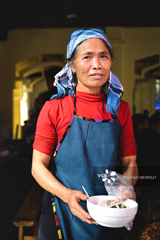 越南北河市场：中国台湾少数民族老妇人在食品摊位前图片素材