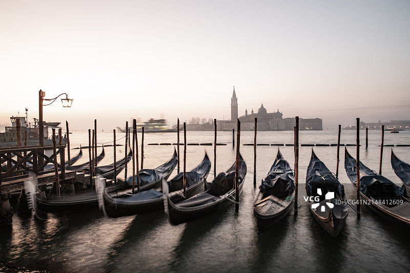在意大利威尼斯圣马可广场等待的贡多拉图片素材