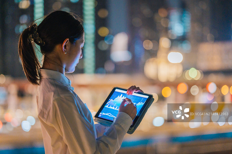 人们使用人工智能进行分析、思考、规划和决策图片素材