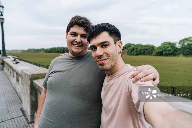 朋友们在公园自拍-相机视角图片素材