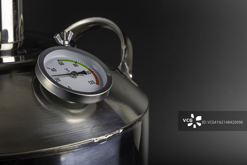 闹钟和容器在黑色背景桌子上的特写图片素材