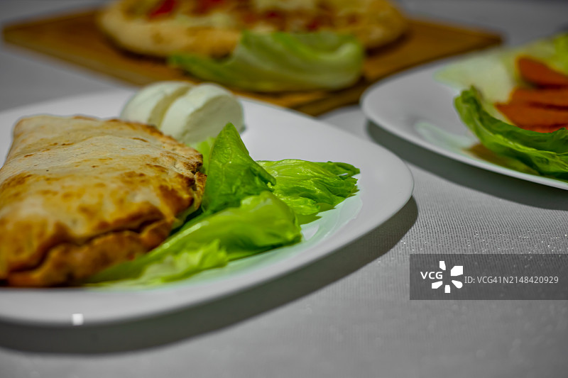 餐桌上盘子里食物的特写图片素材