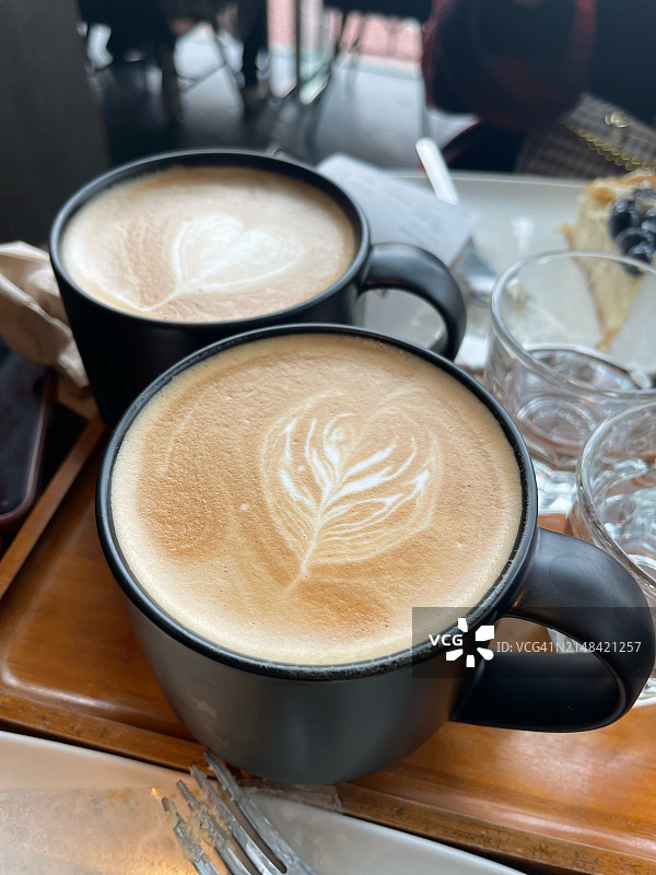 桌上卡布奇诺高角度视图，中国香港金钟图片素材