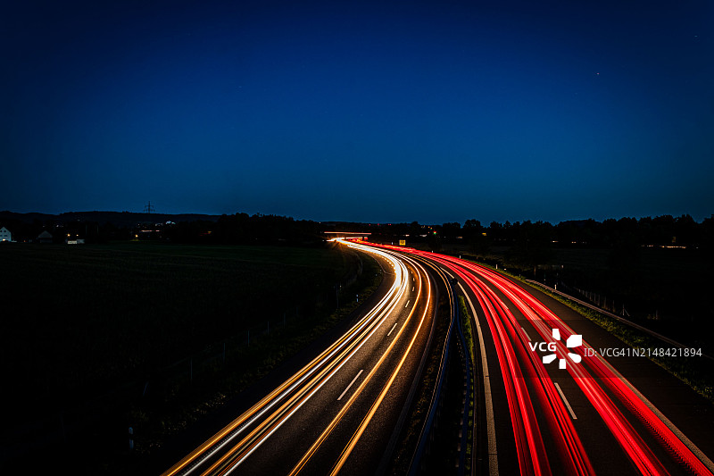 夜间高速公路上的光轨图片素材