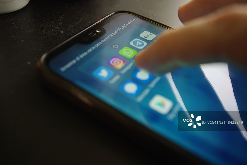 手和手指触摸手机屏幕的细节图片素材