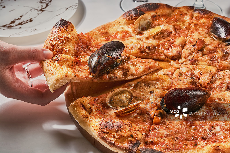 手持披萨图片素材