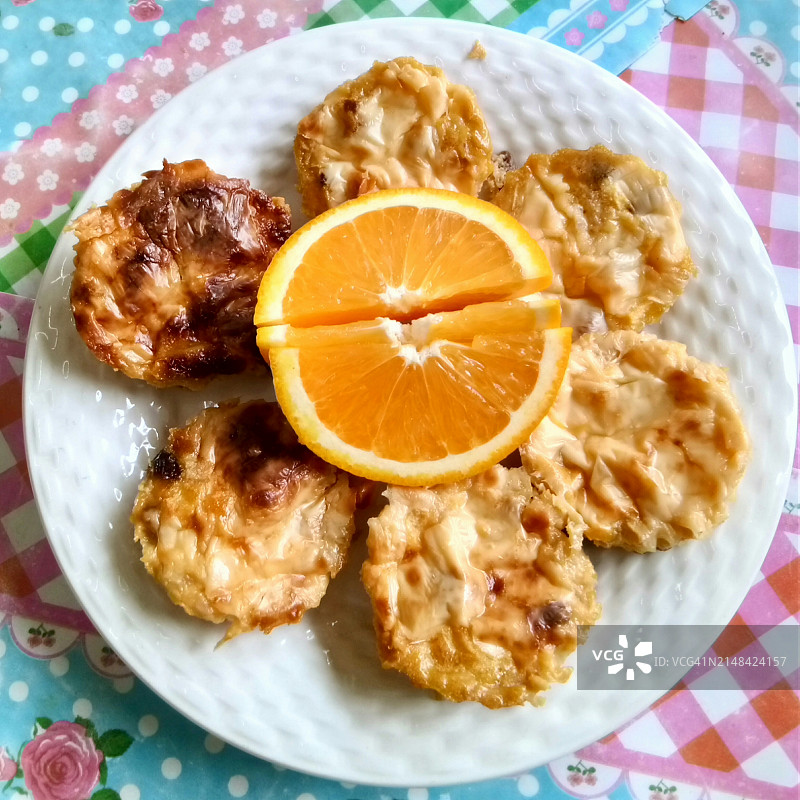 餐桌上的早餐的高角度视图图片素材