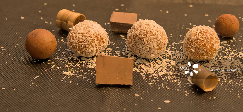 桌子上的巧克力高角度视角图片素材