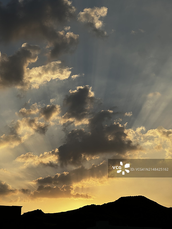 日落时分，建筑物剪影的低角度景观图片素材