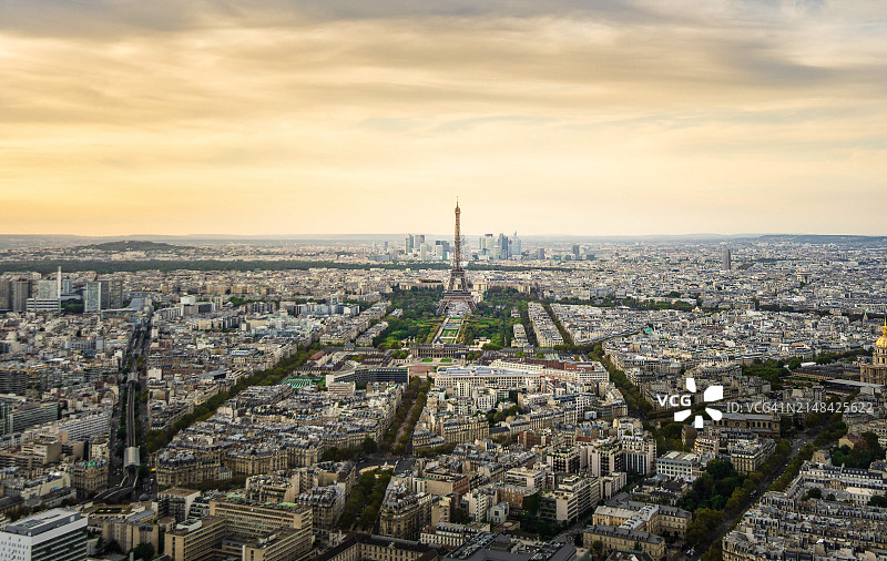 多云天空下的城市航拍景色图片素材