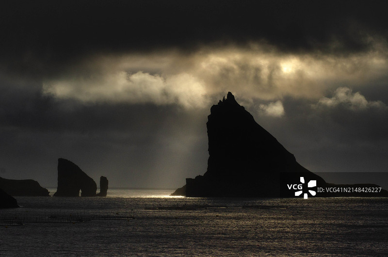 海边礁石的轮廓，天空为背景图片素材