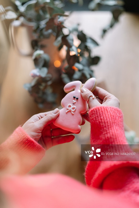 女子手持圣诞装饰品图片素材