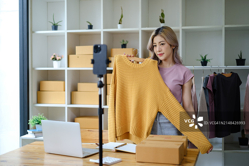 在时装工作室工作的年轻时装设计师图片素材