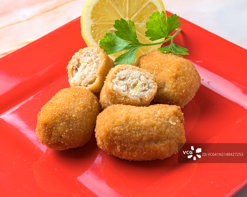 餐桌上盘子里的甜点特写图片素材