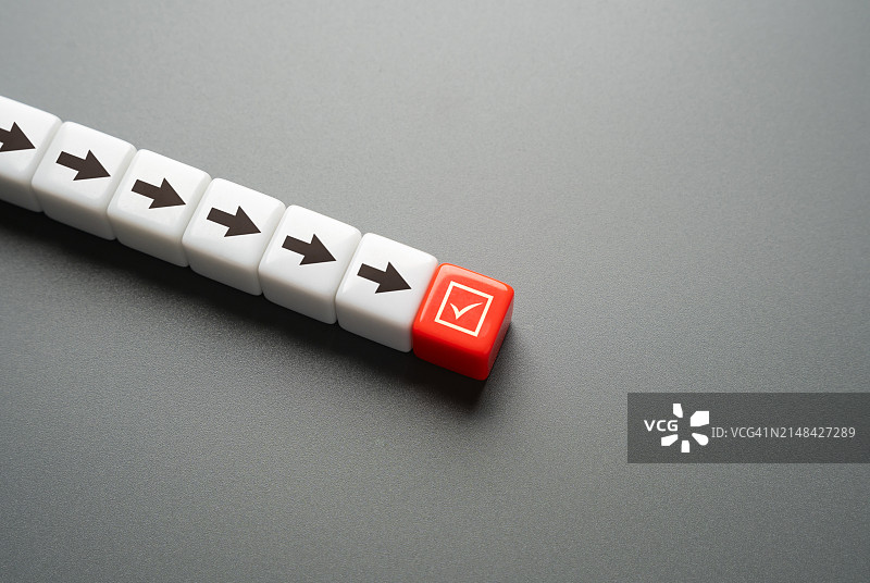 桌子上的香烟俯视图图片素材