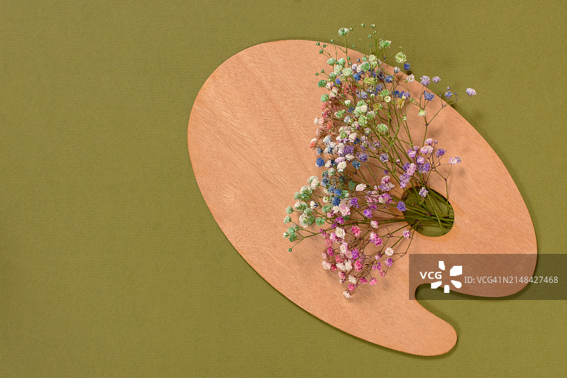 桌子上的鲜花高角度视图图片素材