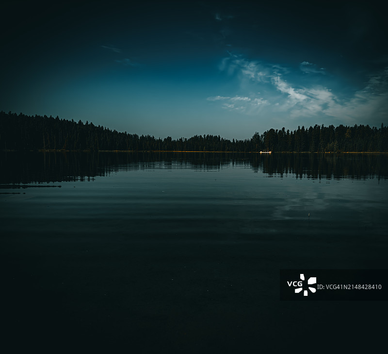 加拿大艾伯塔省清水县夜间湖泊美景图片素材