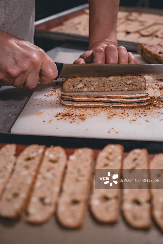 人们在桌子上准备食物的局部照片，土耳其乌尔拉图片素材