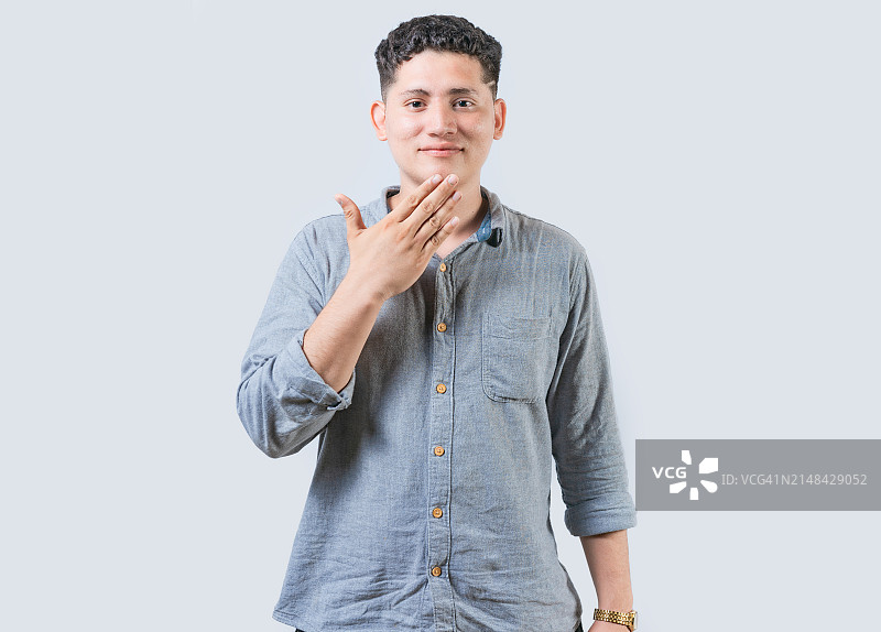 在白色背景下做手势的男人肖像，尼加拉瓜马那瓜图片素材