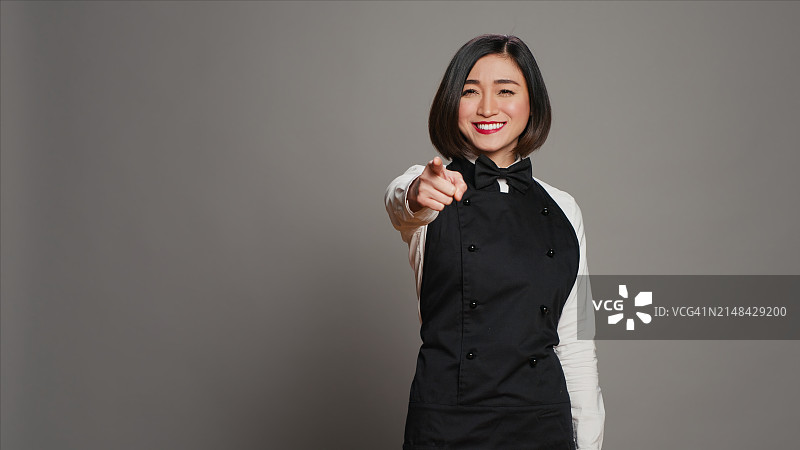 年轻亚洲女人影棚肖像图片素材