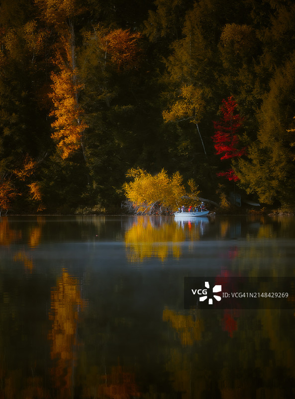 加拿大安大略省马斯科卡湖区秋季森林湖泊风光图片素材