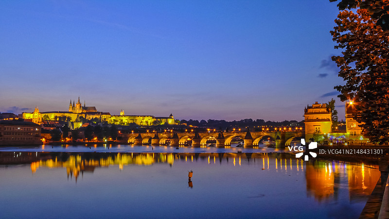 日落下的城堡与查理四世桥图片素材