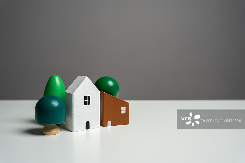 灰色背景下桌子上的模型房屋特写图片素材